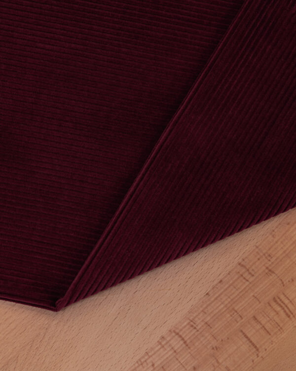 Kordsamt / Corduroy / Cord / Cord velvet coarse fabric in red.